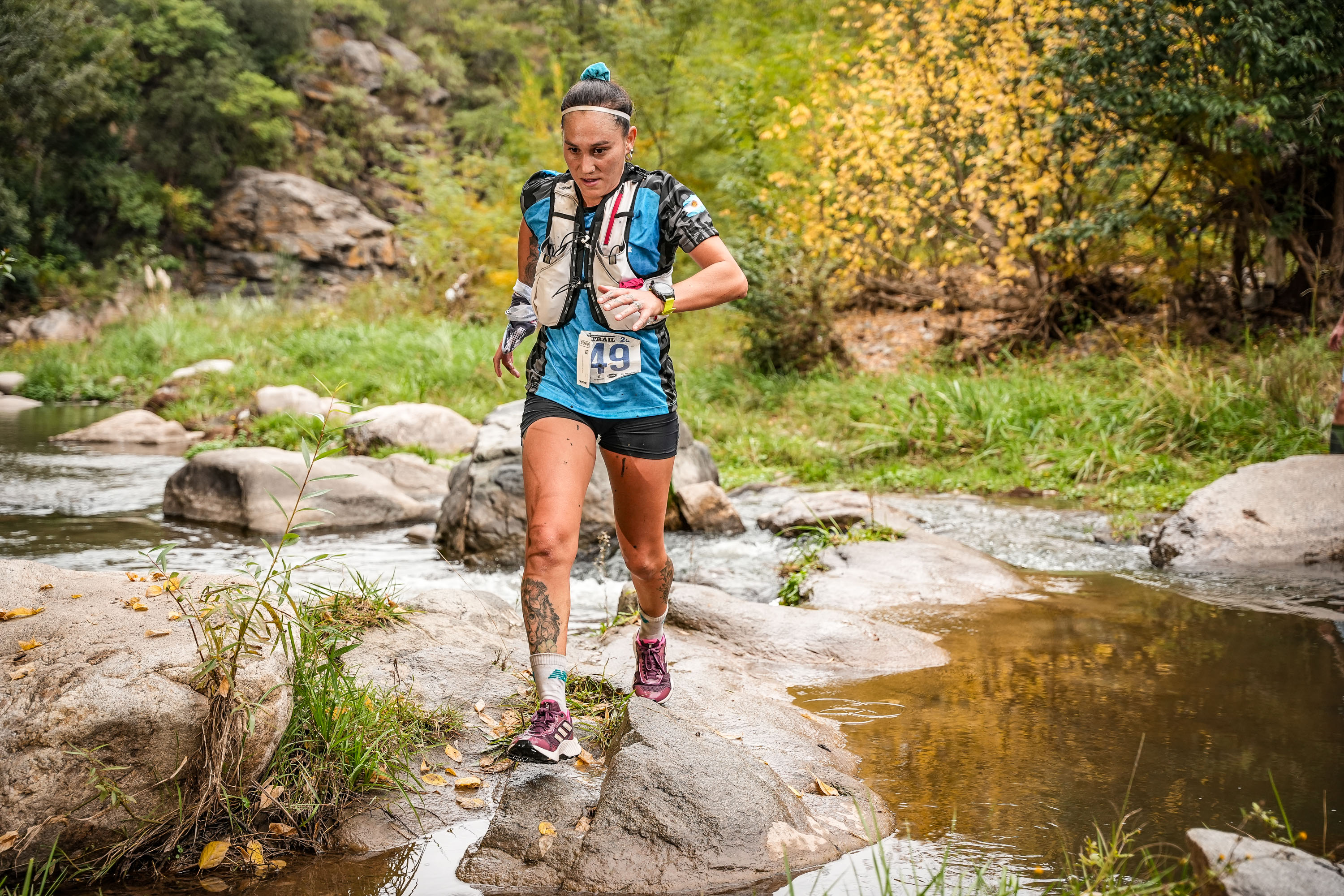 Corredora cruzando río en trail running - Xtrail Naguantica