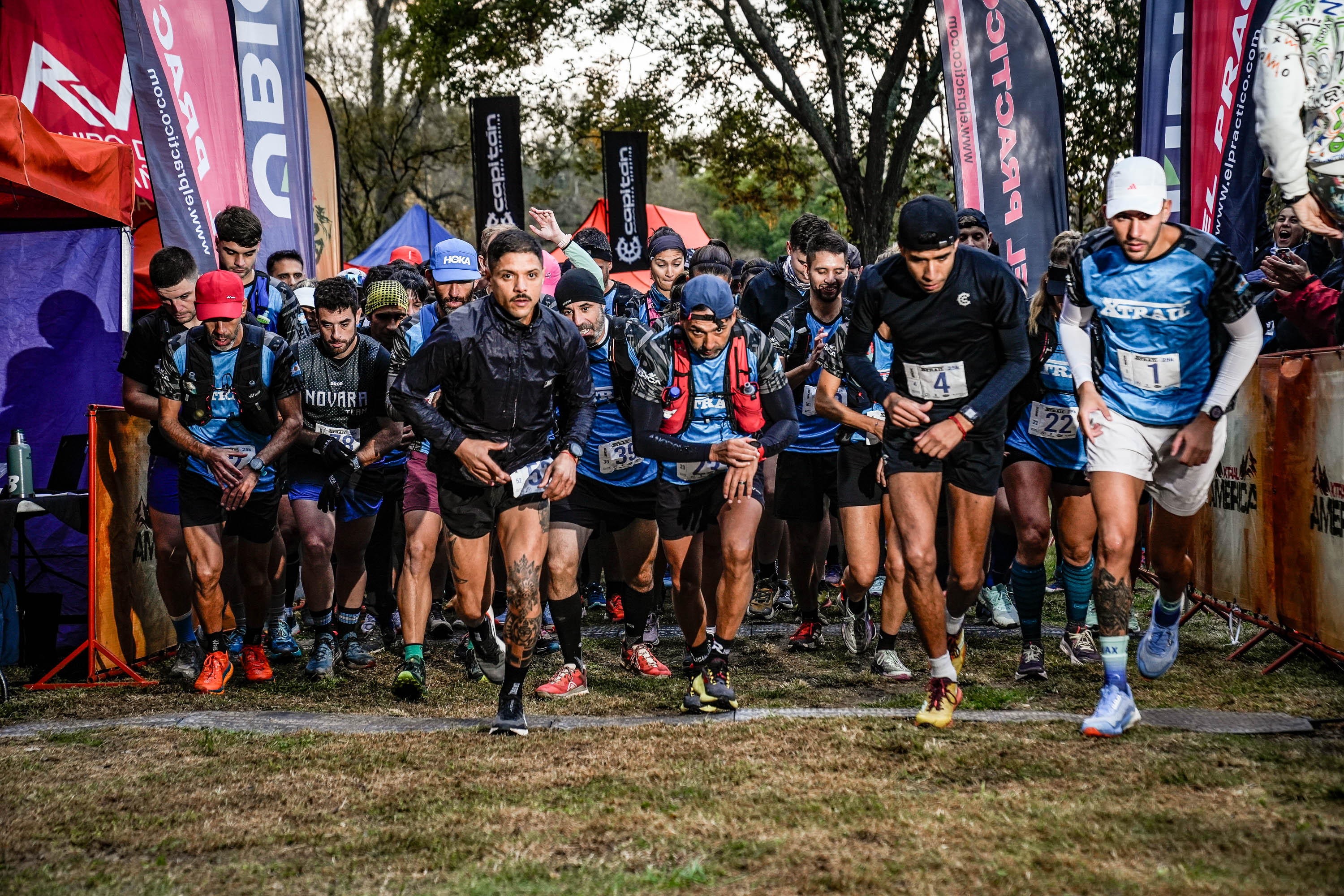 Corredores de trail running en la línea de largada - Xtrail Naguantica