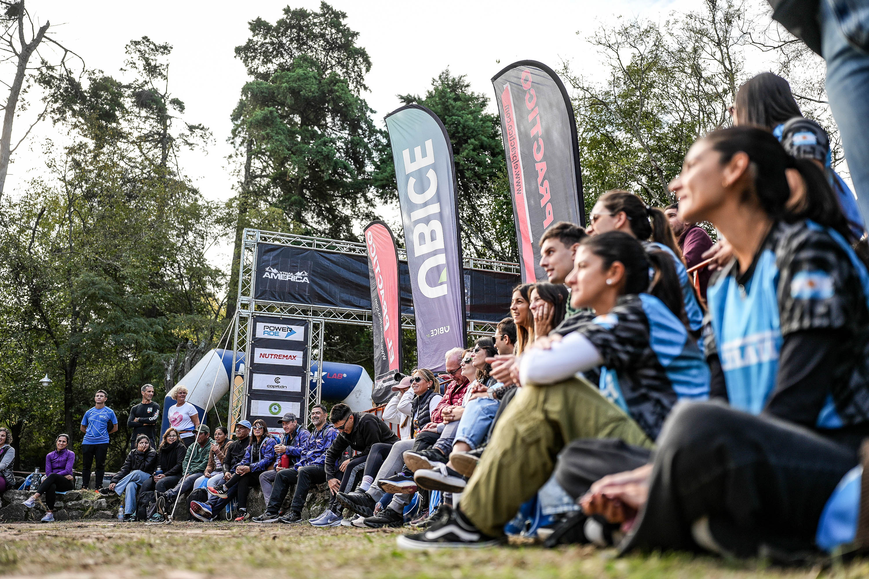 Público y espectadores en evento Xtrail - Contacto